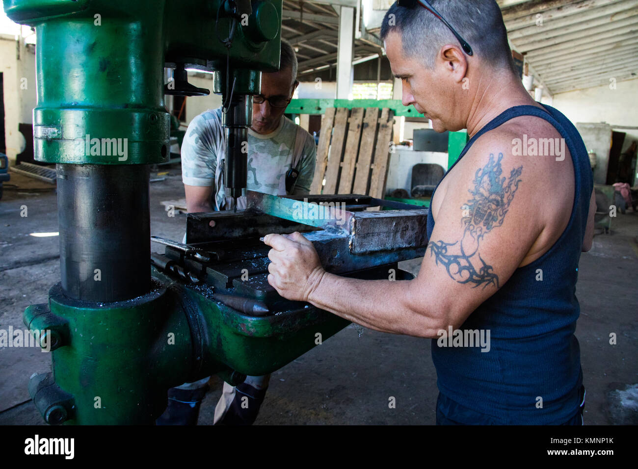 Gli uomini con un trapano in una fabbrica a Cienfuegos, Cuba Foto Stock