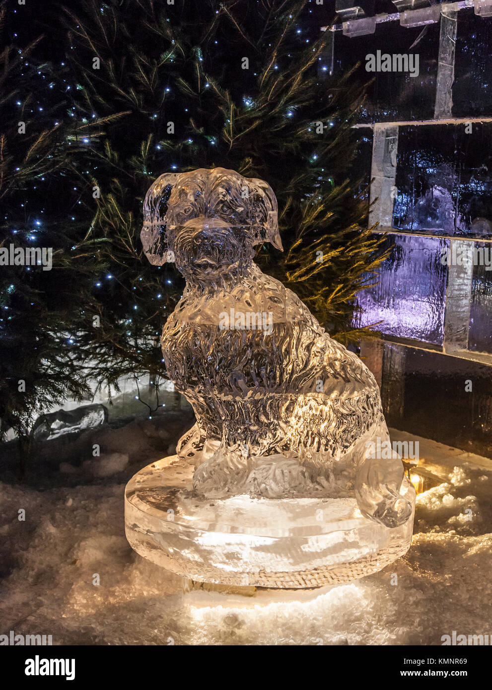 Sculture di ghiaccio che rappresentano Greyfriars Bobby; il ghiaccio avventura: un viaggio attraverso la Scozia congelati, parte di Edimburgo di evento di Natale 2017 Foto Stock