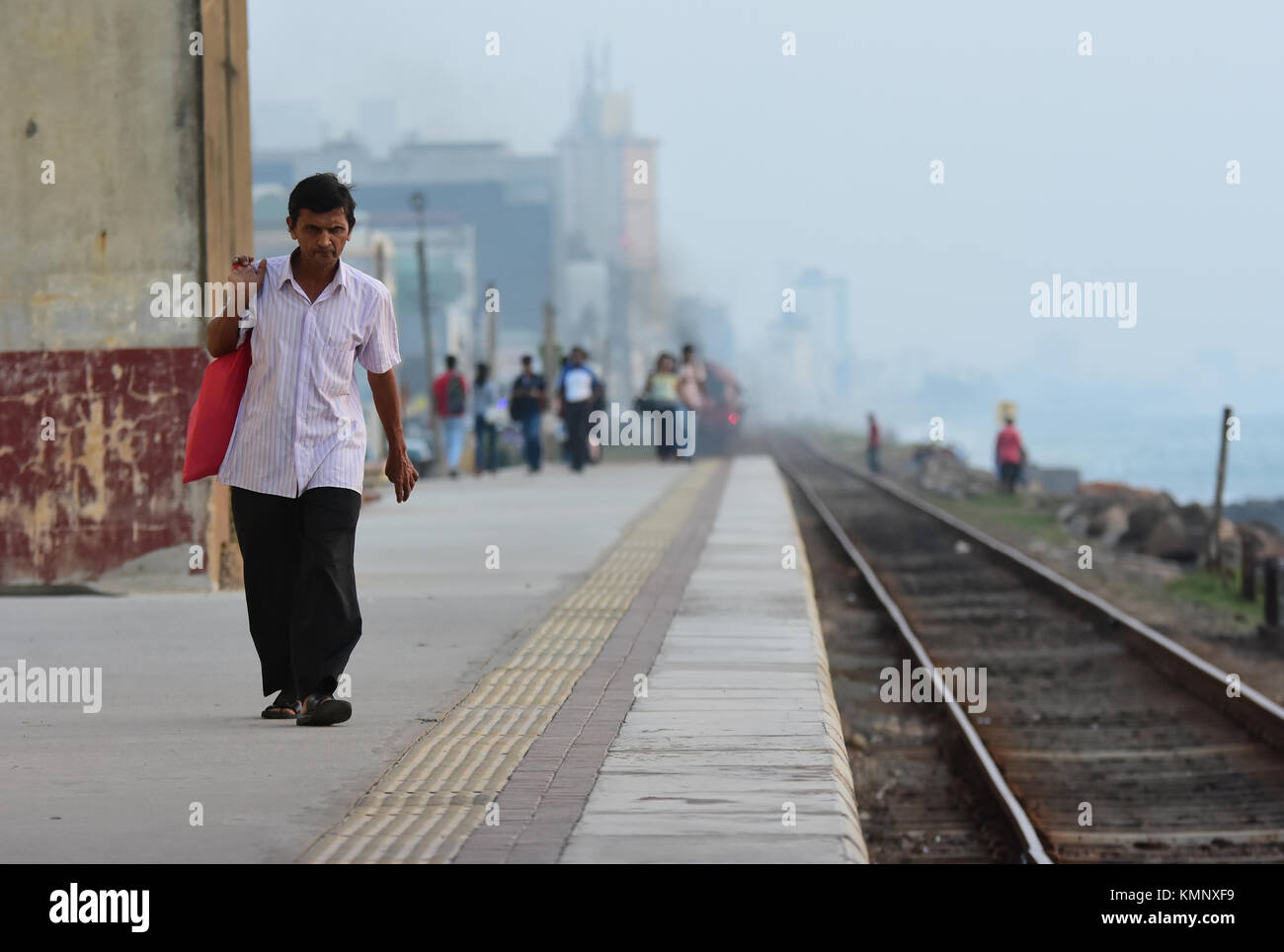 Colombo, Sri lanka. 08 Dic, 2017. Un dello Sri Lanka aspettano i passeggeri dei treni a kollupitiya stazione ferroviaria durante una ferrovia nazionale sciopero in Colombo. Credito: musthaq thasleem/Pacific press/alamy live news Foto Stock