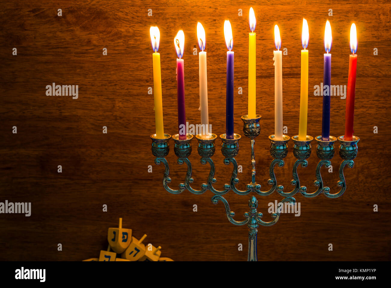 Immagine dell'Hanukkah festa ebraica con un menorah e candele accese Foto Stock