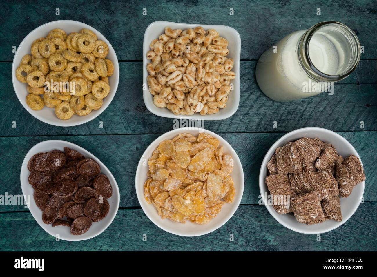 Varie conrflake cereali in ciotole e latte. Foto Stock