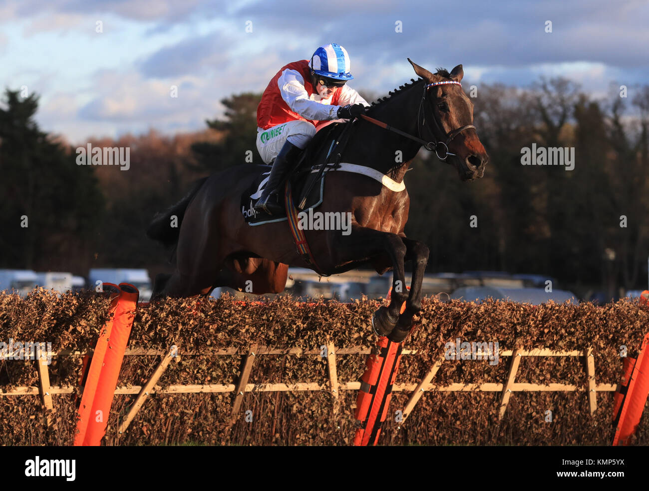 Sul lato cieco cavalcato da Nico de Boinville salta l'ultimo a vincere il Ballymore novizi' corsa ad ostacoli durante il giorno uno del Betfair Tingle Creek Festival di Natale a Sandown Park Racecourse. Foto Stock