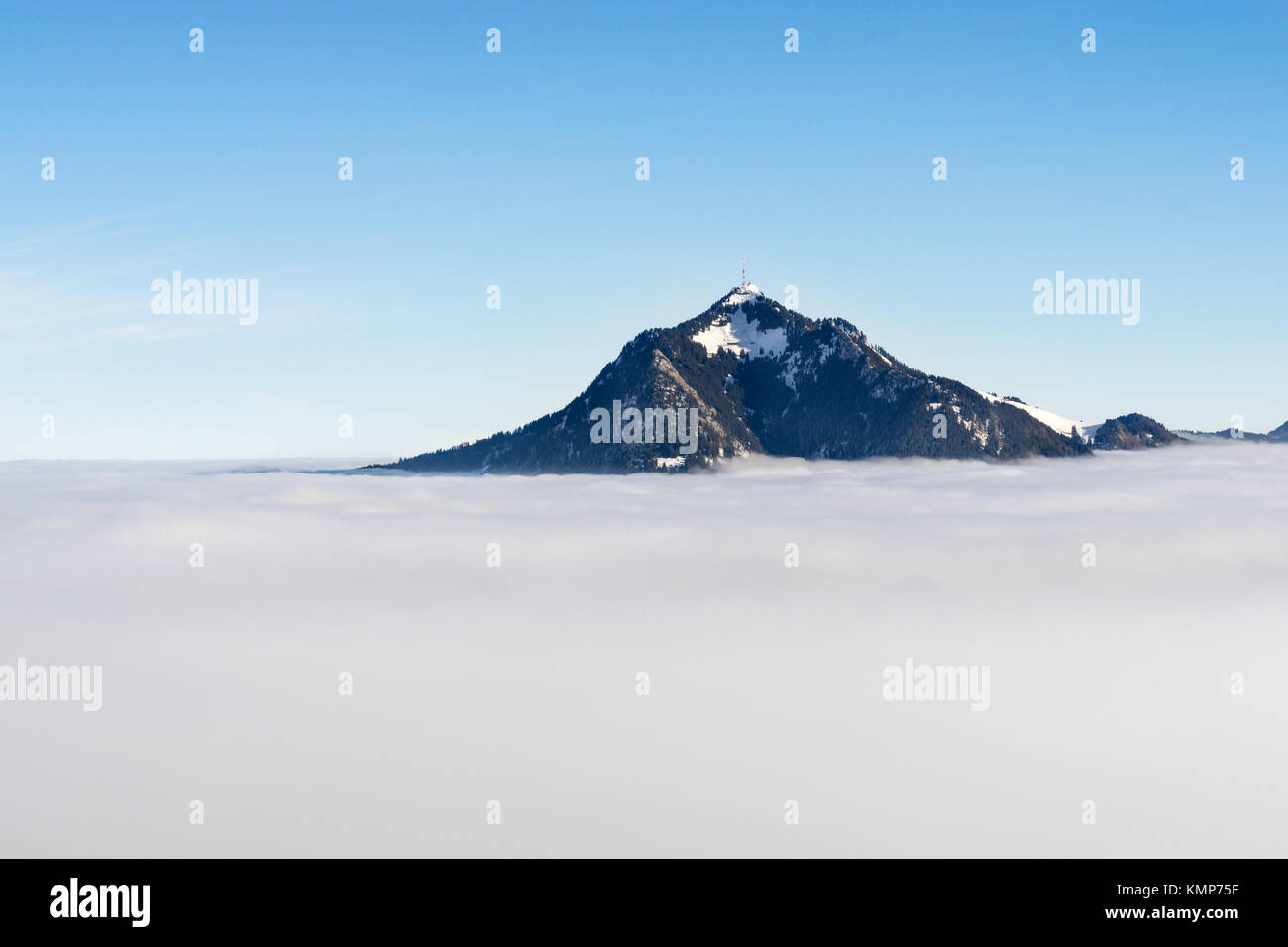 La bacchetta di montagna fuori della nebbia nube strato. Gruenten, Baviera, Germania. La prospettiva e la visione per il concetto di business e idee. Foto Stock