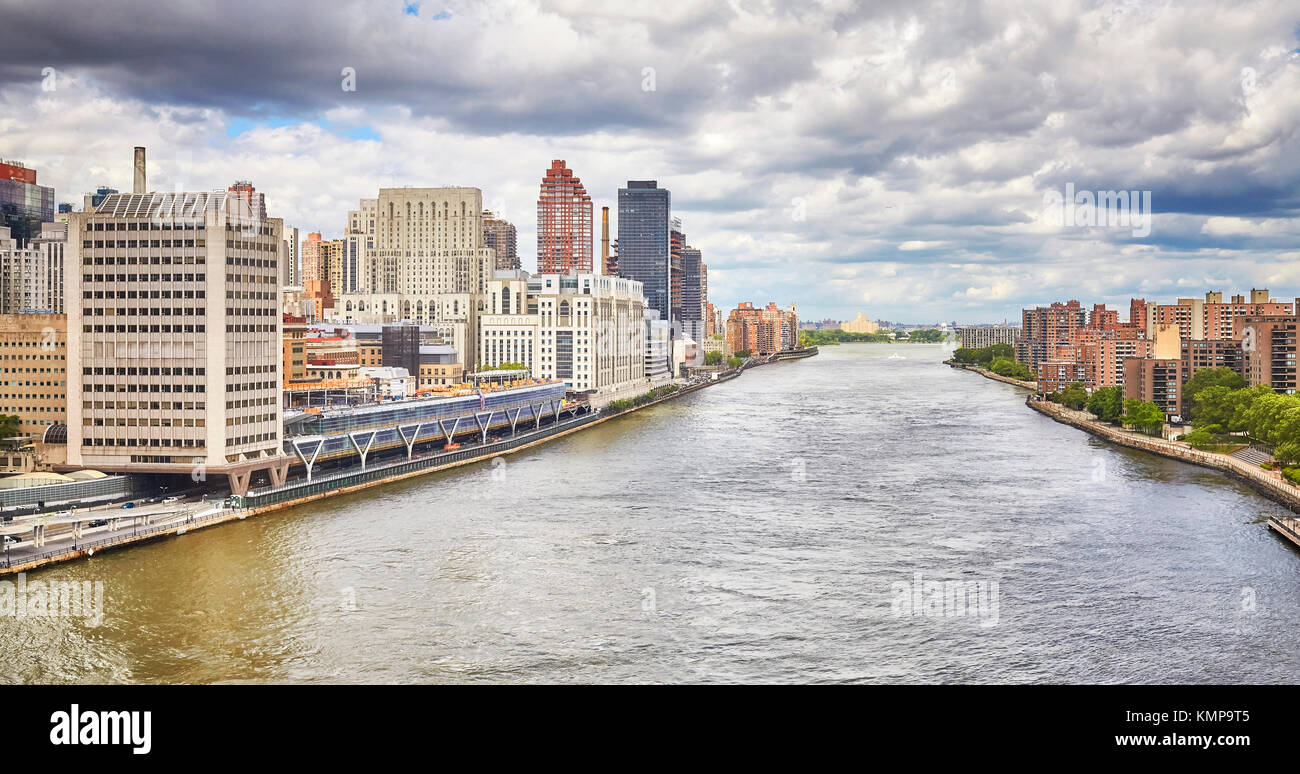 Fotografia aerea del East River con la Manhattan sul lato sinistro e Roosevelt Island sulla destra, New York City, Stati Uniti d'America. Foto Stock