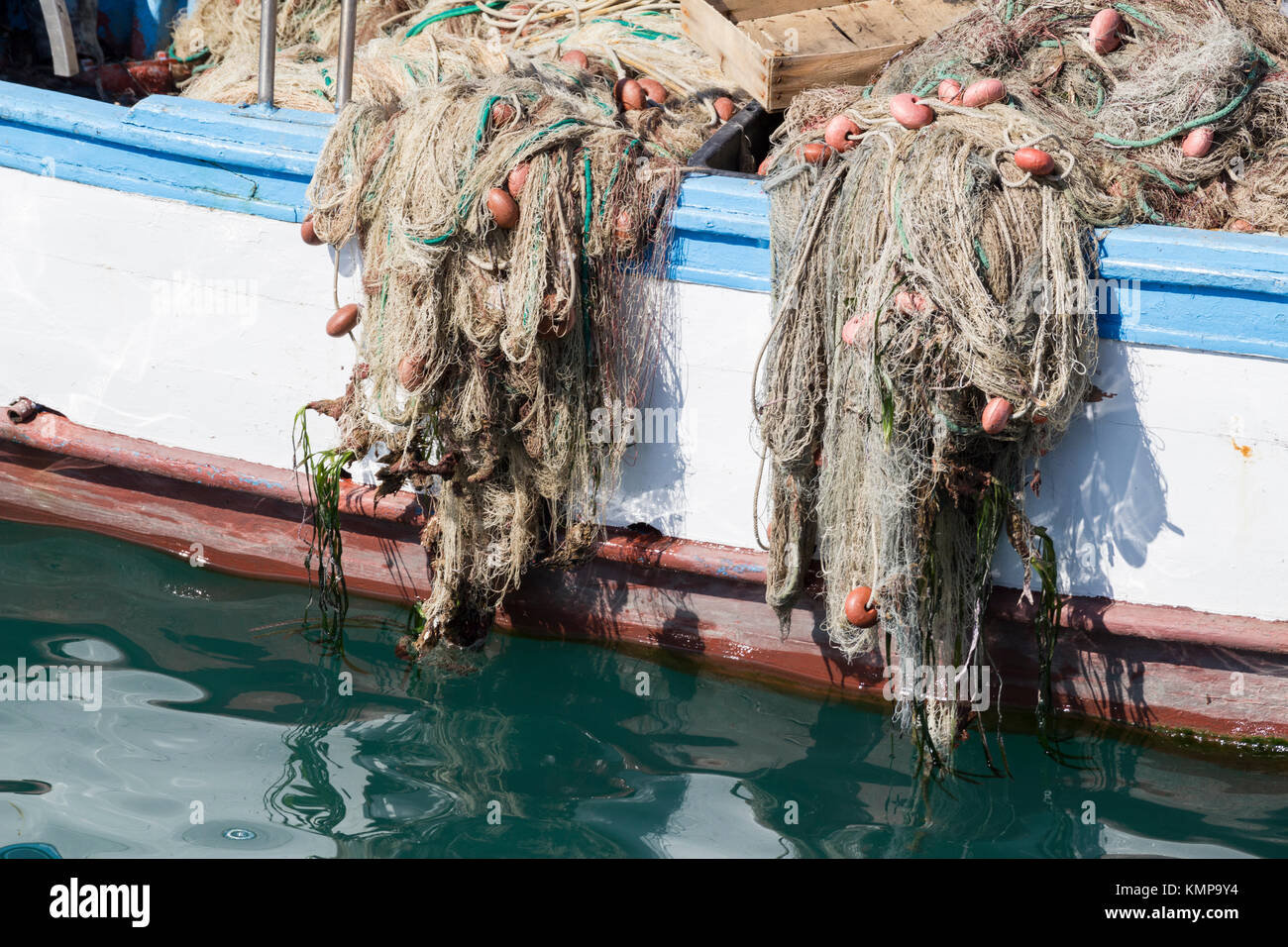 Un peschereccio con reti pronte per il pesce. Foto Stock