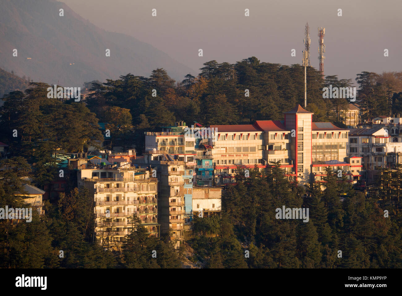 Vista di Mcleod Ganj nei monti sopra Dharamshala, India Foto Stock