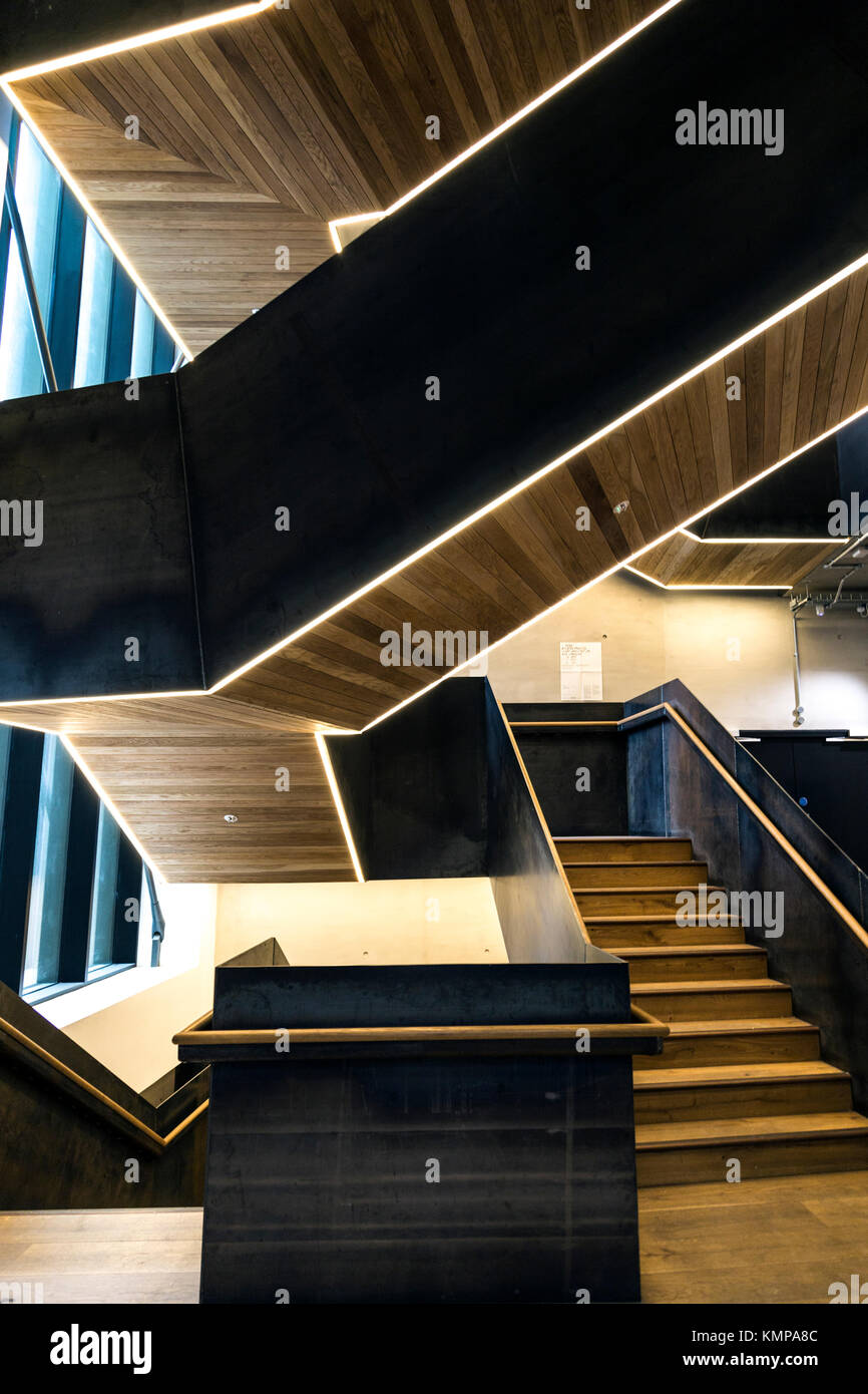 Legno e metallo moderna scala (Bartlett School of Architecture di Londra, Regno Unito) Foto Stock