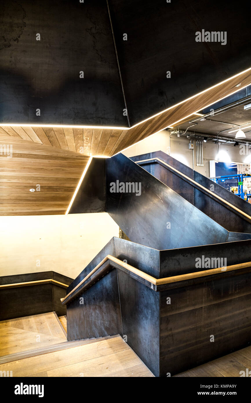 Legno e metallo moderna scala (Bartlett School of Architecture di Londra, Regno Unito) Foto Stock