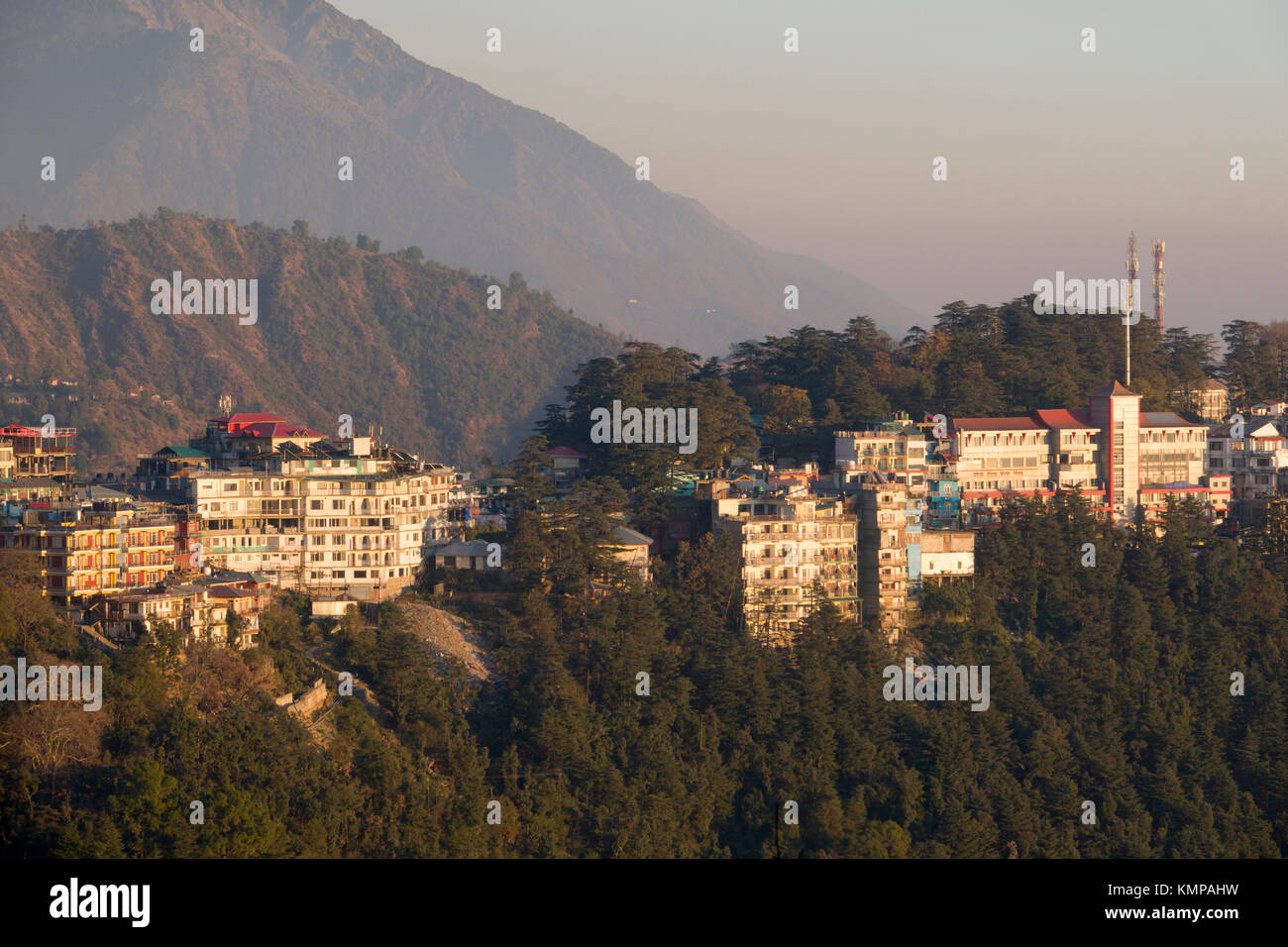Vista di Mcleod Ganj nei monti sopra Dharamshala, India Foto Stock