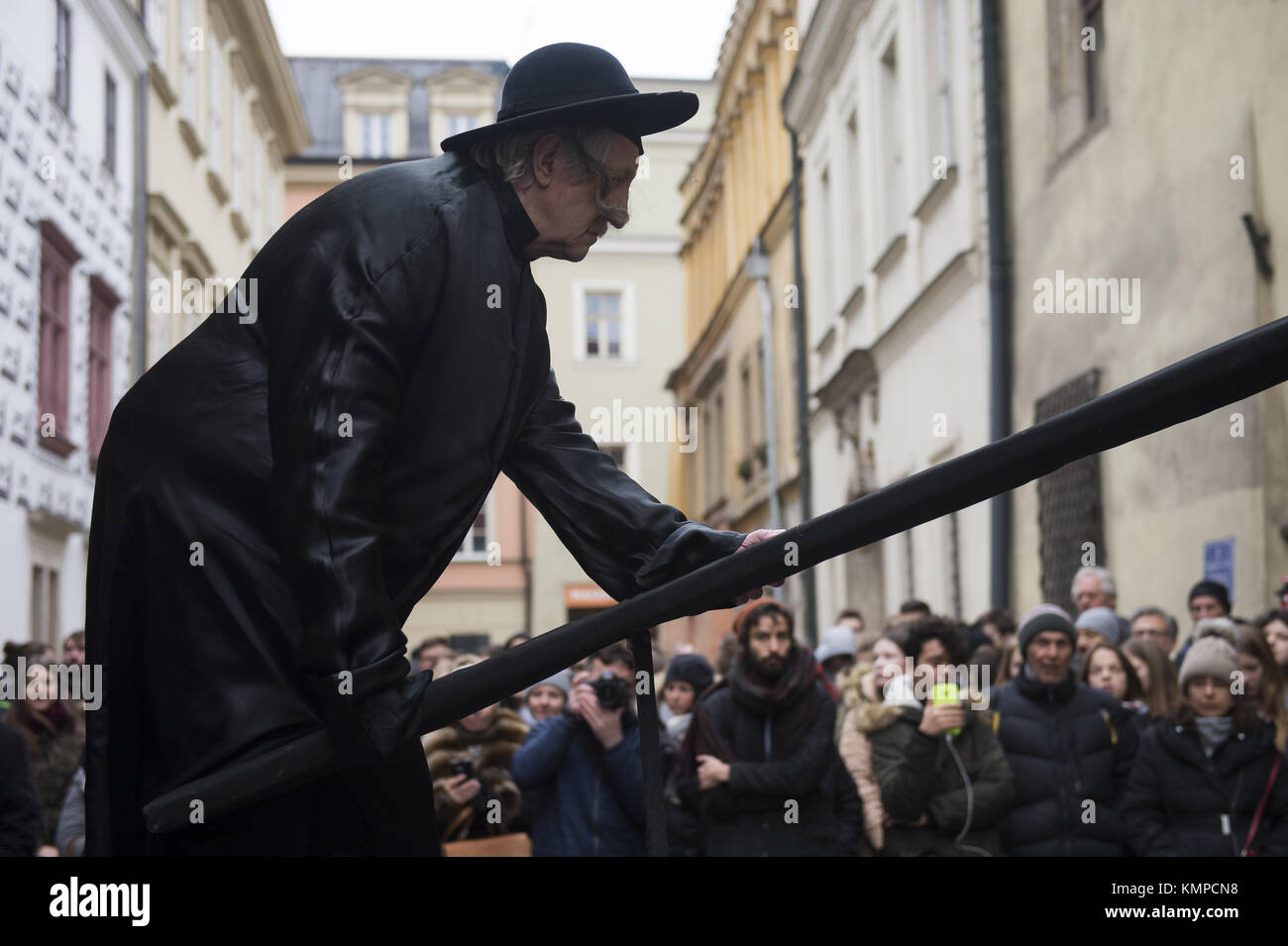 Cracovia, Polonia. 8 dicembre 2017. Un artista teatrale esegue i "monumenti viventi", personaggio dell'arte di Kantor durante l'anniversario della morte di Tadeusz Kantor a Cracovia. Crediti: Omar Marques/SOPA/ZUMA Wire/Alamy Live News Foto Stock