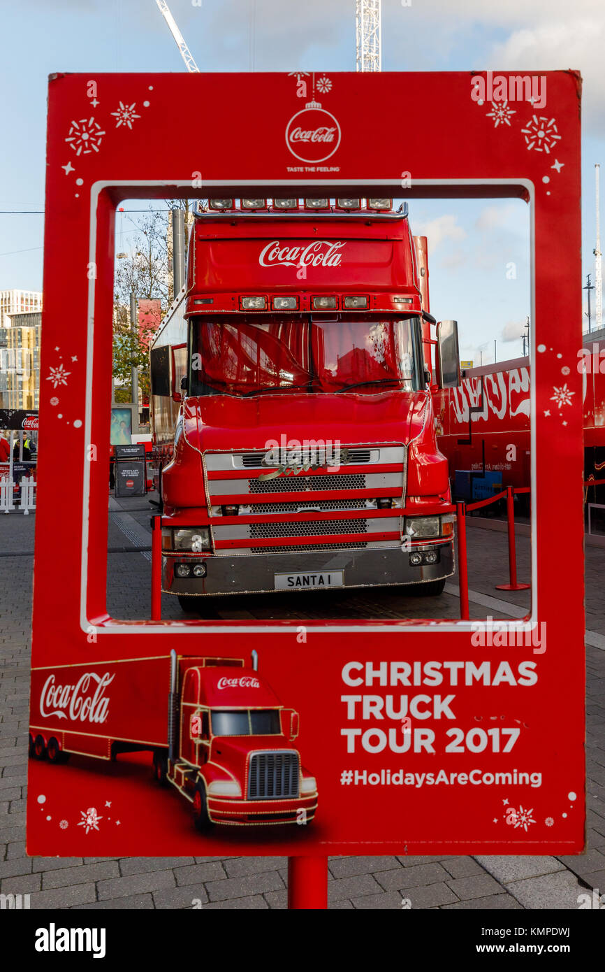 Wembley Park, London, Regno Unito. 8 dicembre, 2017. L'iconico Coca Cola Natale camion arriva a Wembley Park su esso è 2017 UK Tour Credito: amanda rose/Alamy Live News Foto Stock