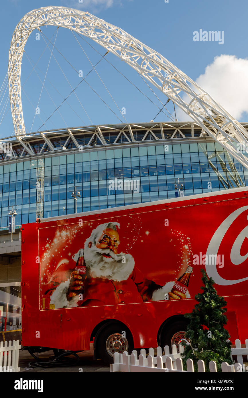 Wembley Park, London, Regno Unito. 8 dicembre, 2017. L'iconico Coca Cola Natale camion arriva a Wembley Park su esso è 2017 UK Tour Credito: amanda rose/Alamy Live News Foto Stock