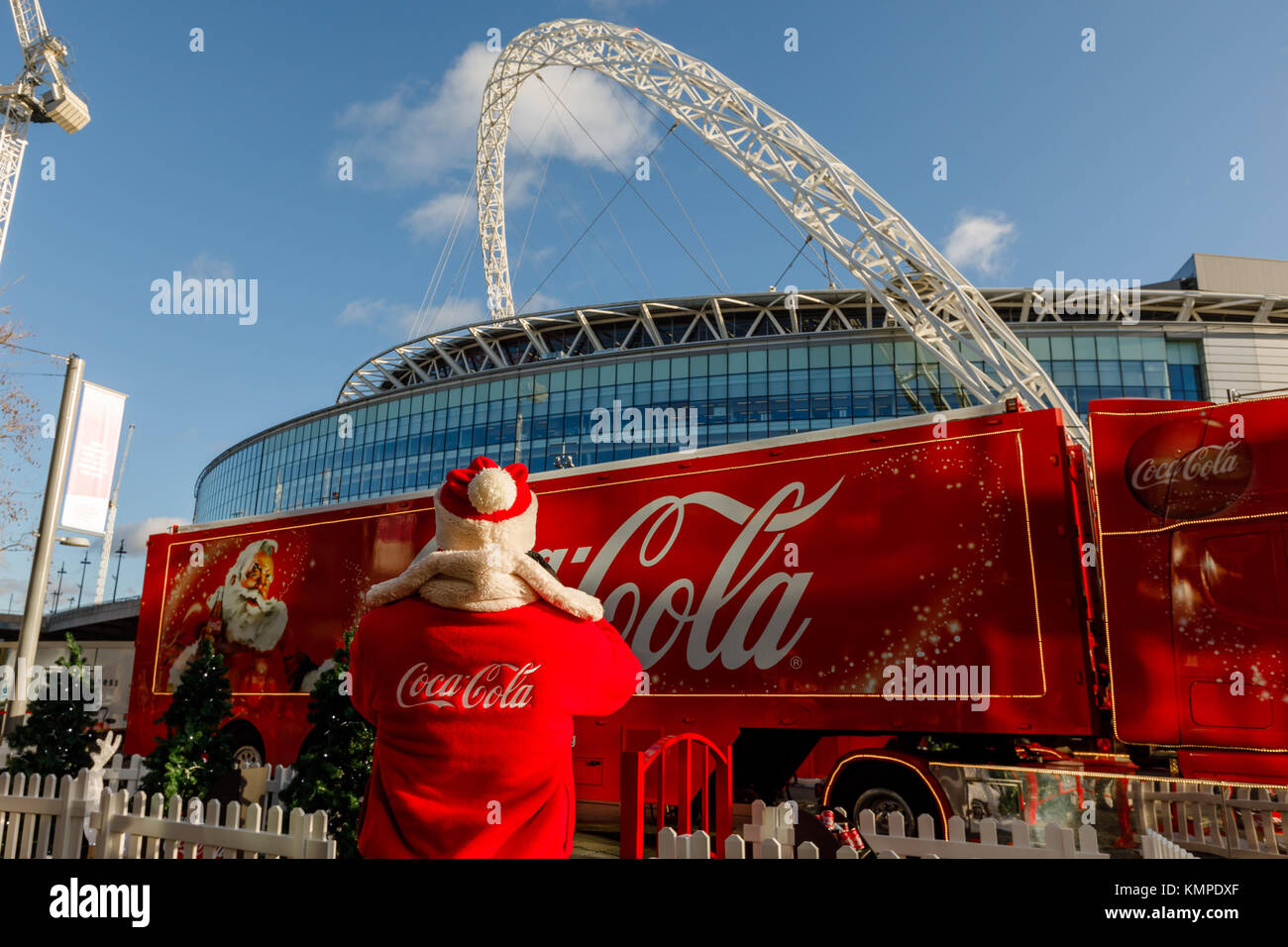 Wembley Park, London, Regno Unito. 8 dicembre, 2017. L'iconico Coca Cola Natale camion arriva a Wembley Park su esso è 2017 UK Tour Credito: amanda rose/Alamy Live News Foto Stock