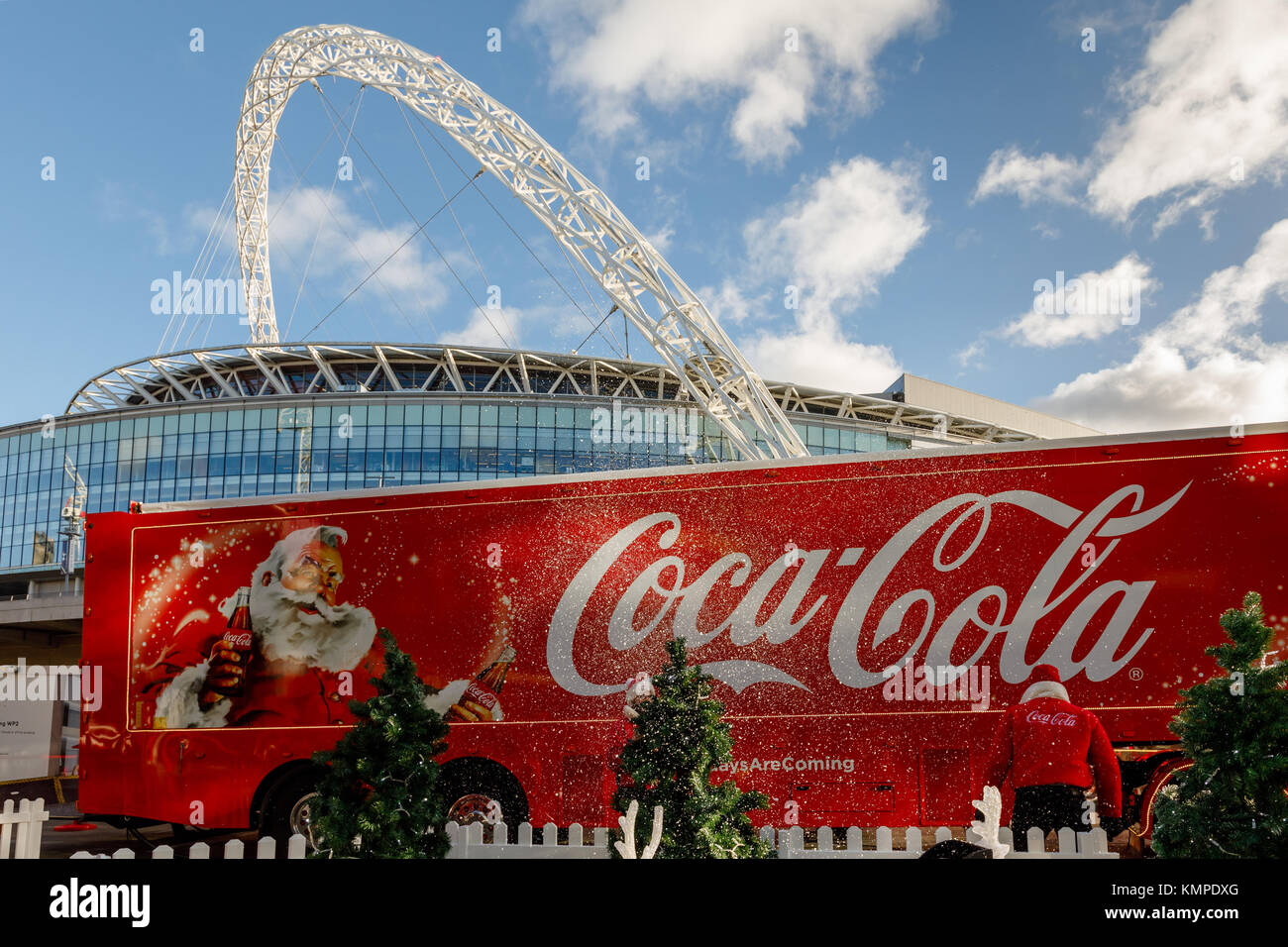 Wembley Park, London, Regno Unito. 8 dicembre, 2017. L'iconico Coca Cola Natale camion arriva a Wembley Park su esso è 2017 UK Tour Credito: amanda rose/Alamy Live News Foto Stock