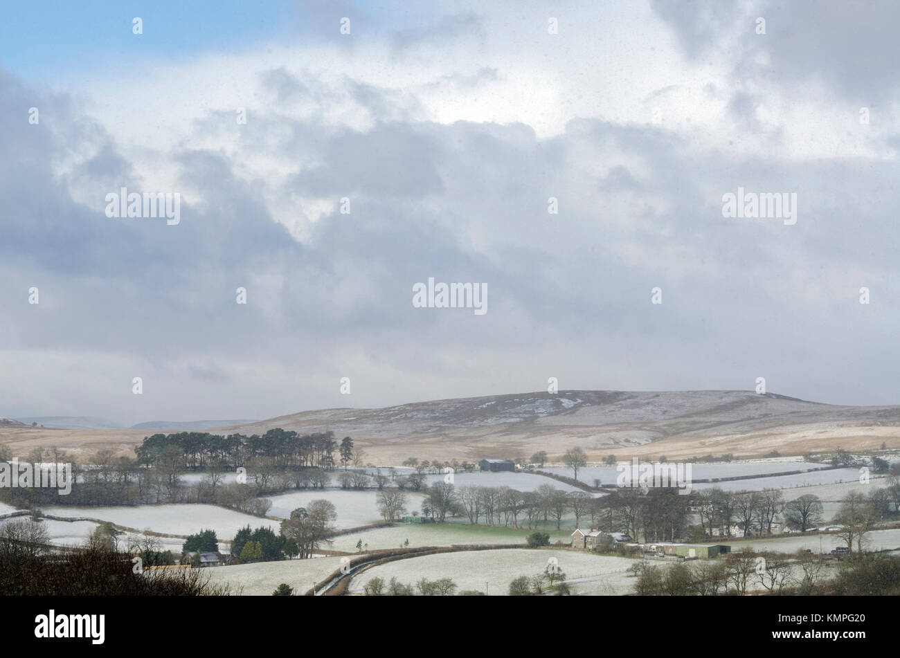 Vaynor, Brecon Beacons, Galles, UK. 8 dicembre 2017. Arriva la neve sul retro di tempesta caroline cade sul Parco Nazionale di Brecon Beacons. Credito Foto: Ian homer/alamy live news Foto Stock