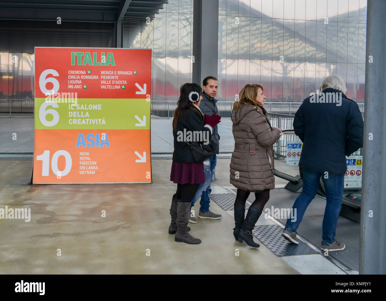 Milano, Italia. 08 Dic, 2017. Ingresso del 2017 "L'Artigiano in Fiera": un italiano e internazionale dell'artigianato ospitato in Rho Fiera Milano, lombardia, italia Credito: Alexandre Rotenberg/Alamy Live News Foto Stock