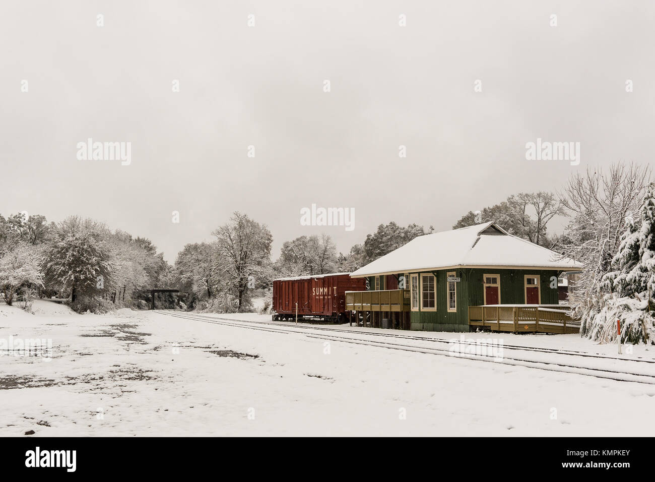 Vertice, Stati Uniti d'America. 8 dicembre 2017. la neve si accumula in corrispondenza del vertice museo magazzino nel centro cittadino di vertice, Mississippi il venerdì, 8 dicembre 2017. La tempesta di neve che si muove attraverso il sud degli Stati Uniti polmonato parti della regione con fino a sei pollici di neve. Credito: Kevin Williams/alamy live news. Foto Stock