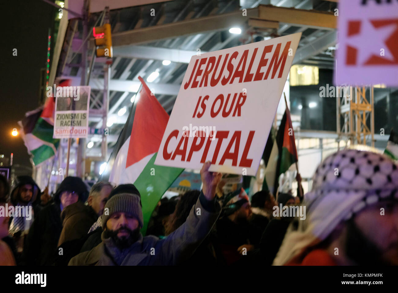 New York, NY, Stati Uniti. 8th dicembre 2017. I Palenstiniani e i sostenitori protestano contro la decisione del presidente Trump di riconoscere Gerusalemme come capitale nazionale dello stato di Israele, che si è tenuto nella sezione Di Times Square a New York l'8 dicembre 2017. Credito: Mpi43/Media Punch/Alamy Live News Foto Stock