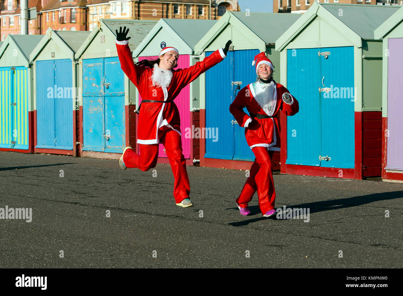 Brighton, Regno Unito. 09Dec, 2017. La Santa Dash è sempre molto divertente e divertente da vedere. Il Brighton Santa dash percorso di gara è un bel appartamento fuori e torna run. Il corso capi ad ovest fino al lungomare Esplanade per 2.500. Corse a Hove Lagoon girare intorno e la testa indietro per la partenza / arrivo linea. 9 dicembre 2017 Credit: David Smith/Alamy Live News Foto Stock