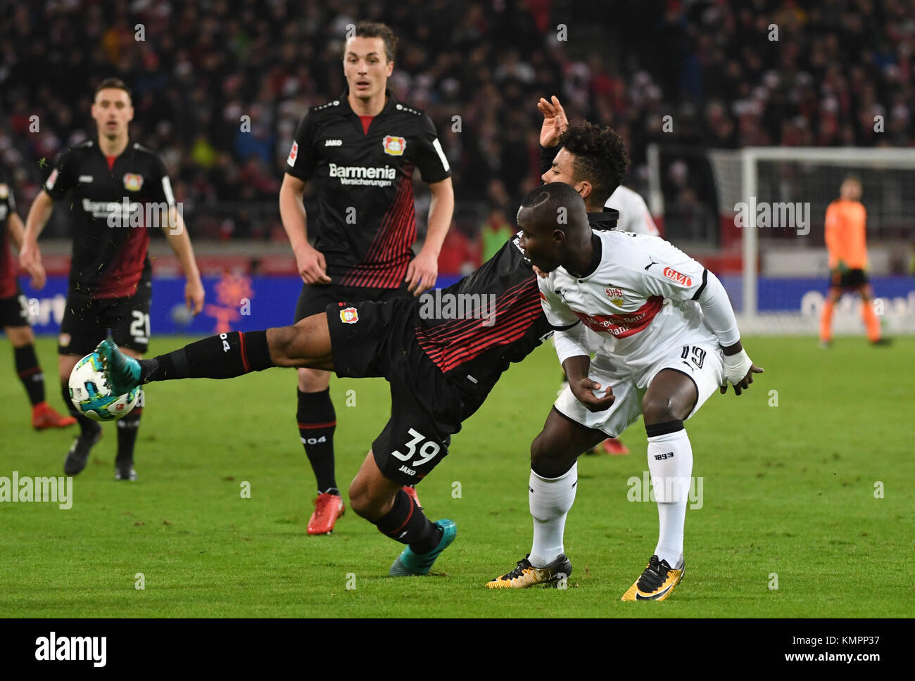 Stoccarda, Germania. 8 dicembre 2017. Benjamin Henrichs di Leverkusen e Chadrac Akolo di Stoccarda gareggiarono per il ballo durante la partita di calcio della Bundesliga tedesca tra il VfB Stuttgart e il Bayer Leverkusen alla Mercedes Benz-Arena di Stoccarda, in Germania, l'8 dicembre 2017. Crediti: Marijan Murat/dpa/Alamy Live News Foto Stock