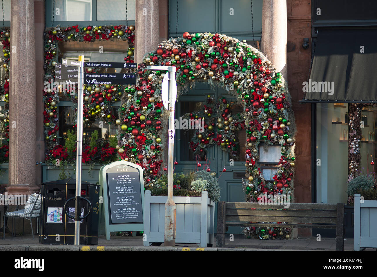 Wimbledon Village, Londra, Regno Unito. 9 dicembre, 2017. Pesante per tutta la notte il gelo solleva gradualmente in basso sole invernale. Intricato decorazione di Natale intorno all ingresso ristorante. Credito: Malcolm Park editoriale/Alamy Live News Foto Stock