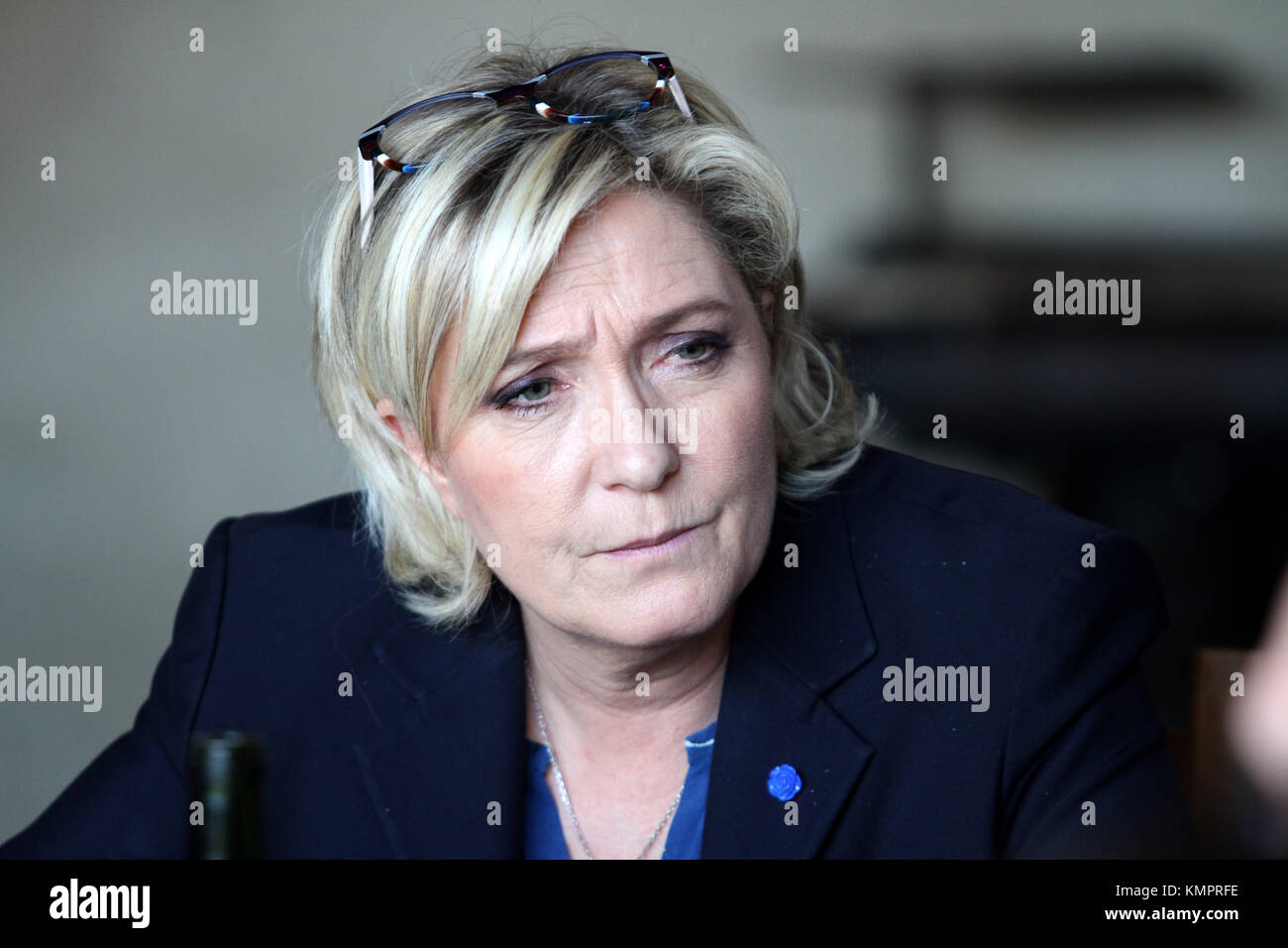 Loubersan (Francia) marzo, 09 2017 ; Marine Le Pen candidato di estrema destra Fronte nazionale francese per l'elezione presidenziale del 2017 visita su un lontano Foto Stock