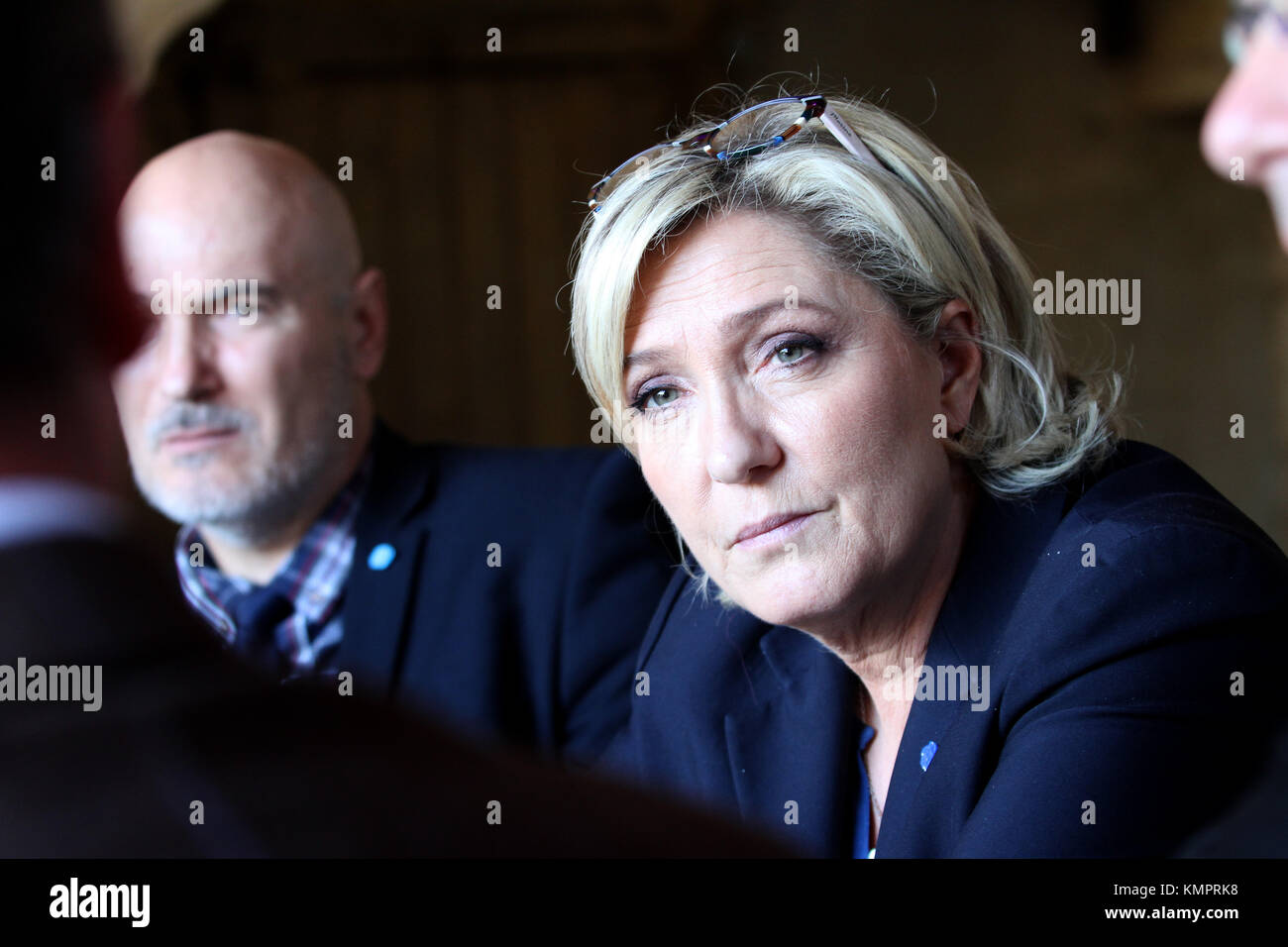 Loubersan (Francia) marzo, 09 2017 ; Marine Le Pen candidato di estrema destra Fronte nazionale francese per l'elezione presidenziale del 2017 visita su un lontano Foto Stock