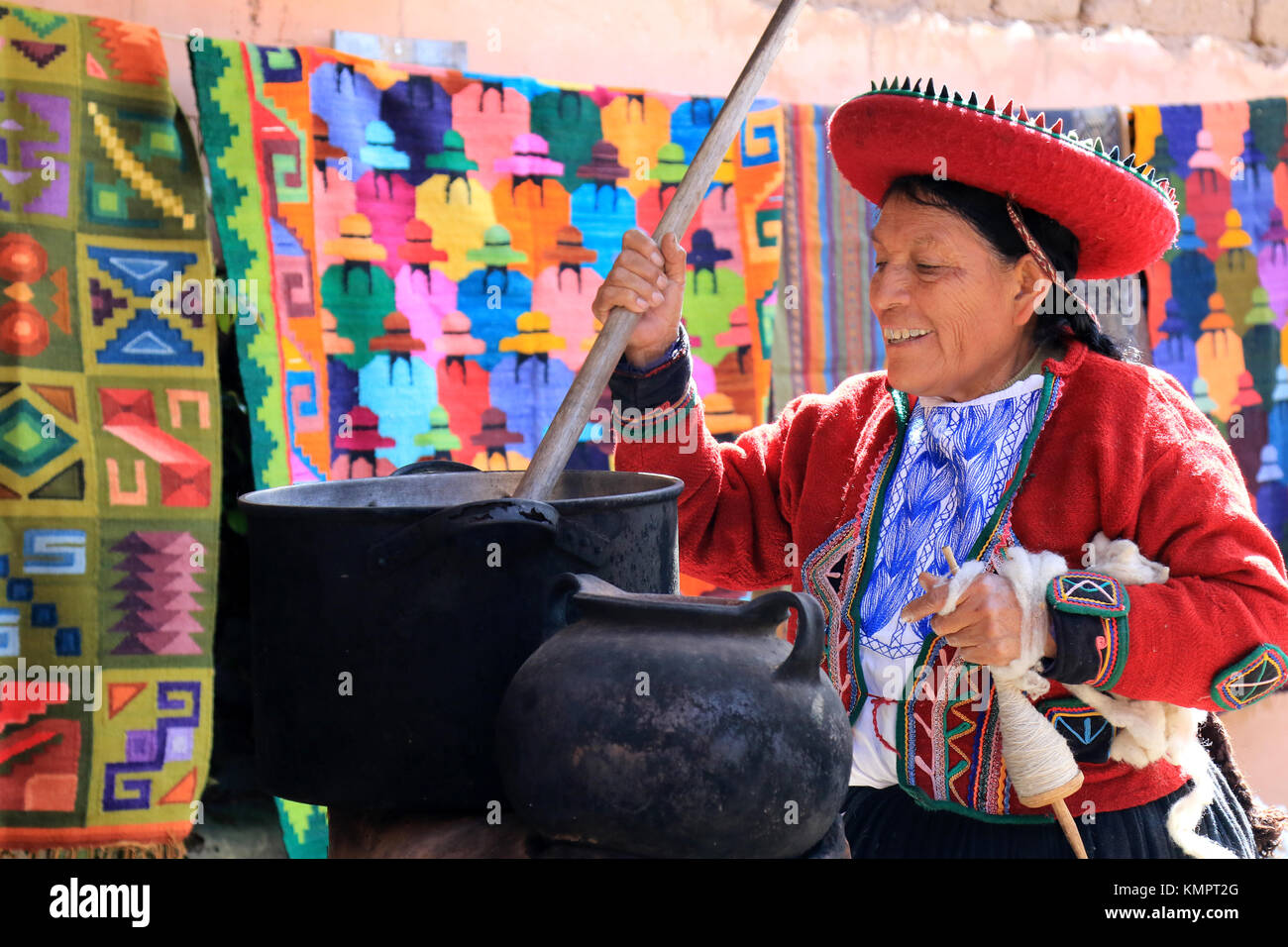 Chinchero ( Perù) Novembre, 24 TH 2015; workshop tradizionale la filatura della lana, coloranti e tessiture ponchons e cinghie dalla cultura Inca Credito: Sebastien Lapeyrere/Alamy Live News. Foto Stock