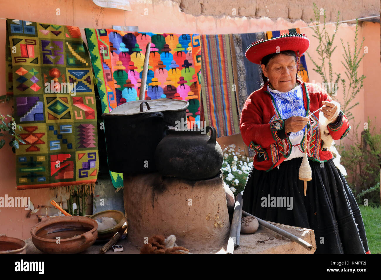 Chinchero ( Perù) Novembre, 24 TH 2015; workshop tradizionale la filatura della lana, coloranti e tessiture ponchons e cinghie dalla cultura Inca Credito: Sebastien Lapeyrere/Alamy Live News. Foto Stock