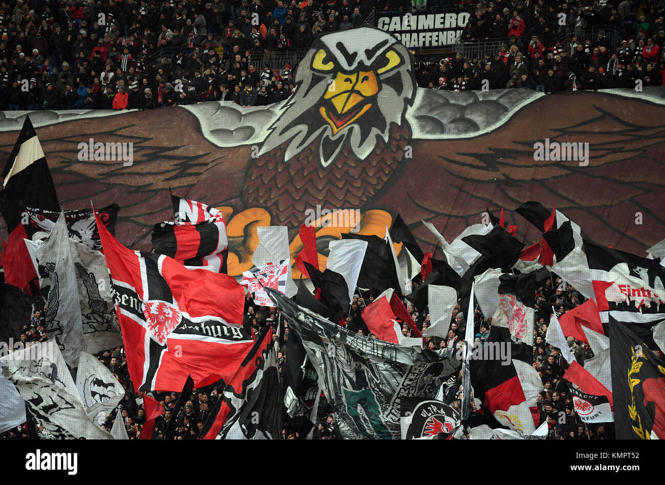 Francoforte, Germania. 9 dicembre 2017. I tifosi di Francoforte eseguono una coreografia prima della partita di Bundesliga tedesca tra l'Eintracht Frankfurt e il Bayern Monaco alla Commerzbank Arena di Francoforte, in Germania, il 9 dicembre 2017. (CONDIZIONI DI EMBARGO - ATTENZIONE: A causa delle linee guida per l'accreditamento, il DFL consente solo la pubblicazione e l'utilizzo di un massimo di 15 immagini per partita su Internet e sui media online durante la partita.) Credito: Arne Dedert/dpa/Alamy Live News Foto Stock