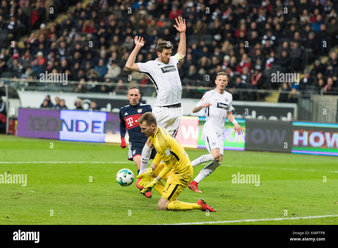 Francoforte, Germania. 9 dicembre, 2017. David Abramo (Eintracht Frankfurt #19), Lukas Hradecky, Torwart (Eintracht Frankfurt #01), Frank Ribéry (FC Bayern Muenchen #07), Eintracht Frankfurt vs. FC Bayern Monaco, Fussball Bundesliga,, 15. Spieltag, Saison 17/18, 09.12.2017, Foto: Sascha Walther | Sport-Px/Alamy Live News Foto Stock