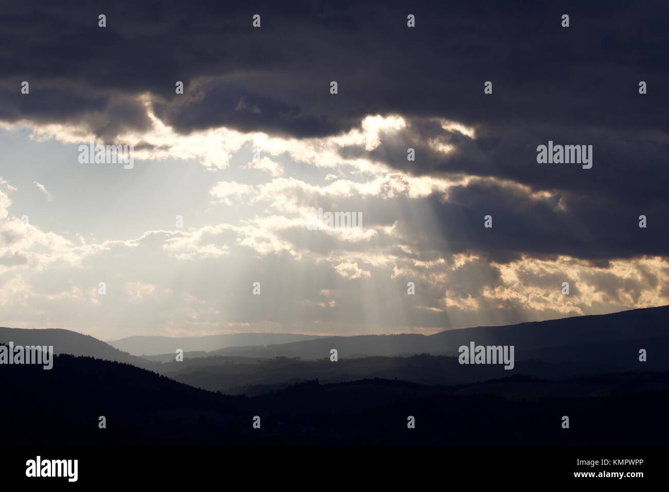 Raios de sol entre come nuvens Foto Stock