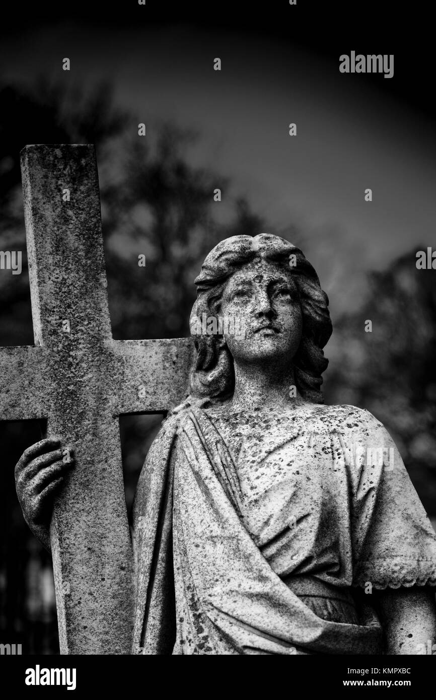 Angelo con Crucific Carving su una lapide in pietra nella motivazione di Bridlington Priory, Bridlington, nell'East Riding West Yorkshire, Regno Unito - Marzo 2014 Foto Stock