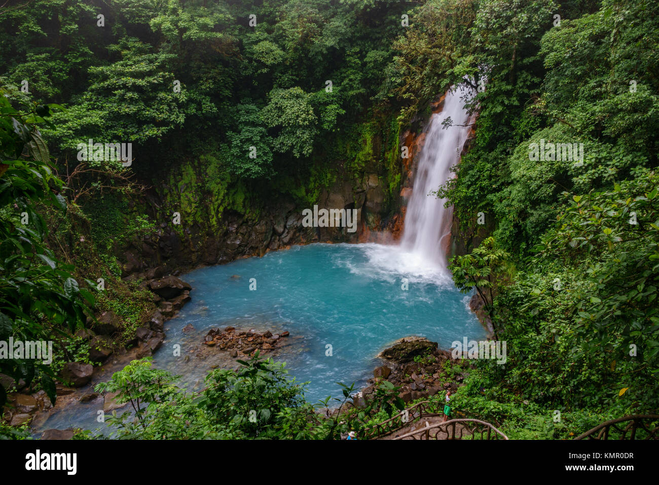 Celeste cascata in volcan tenorio national park, vista dall'alto Foto Stock