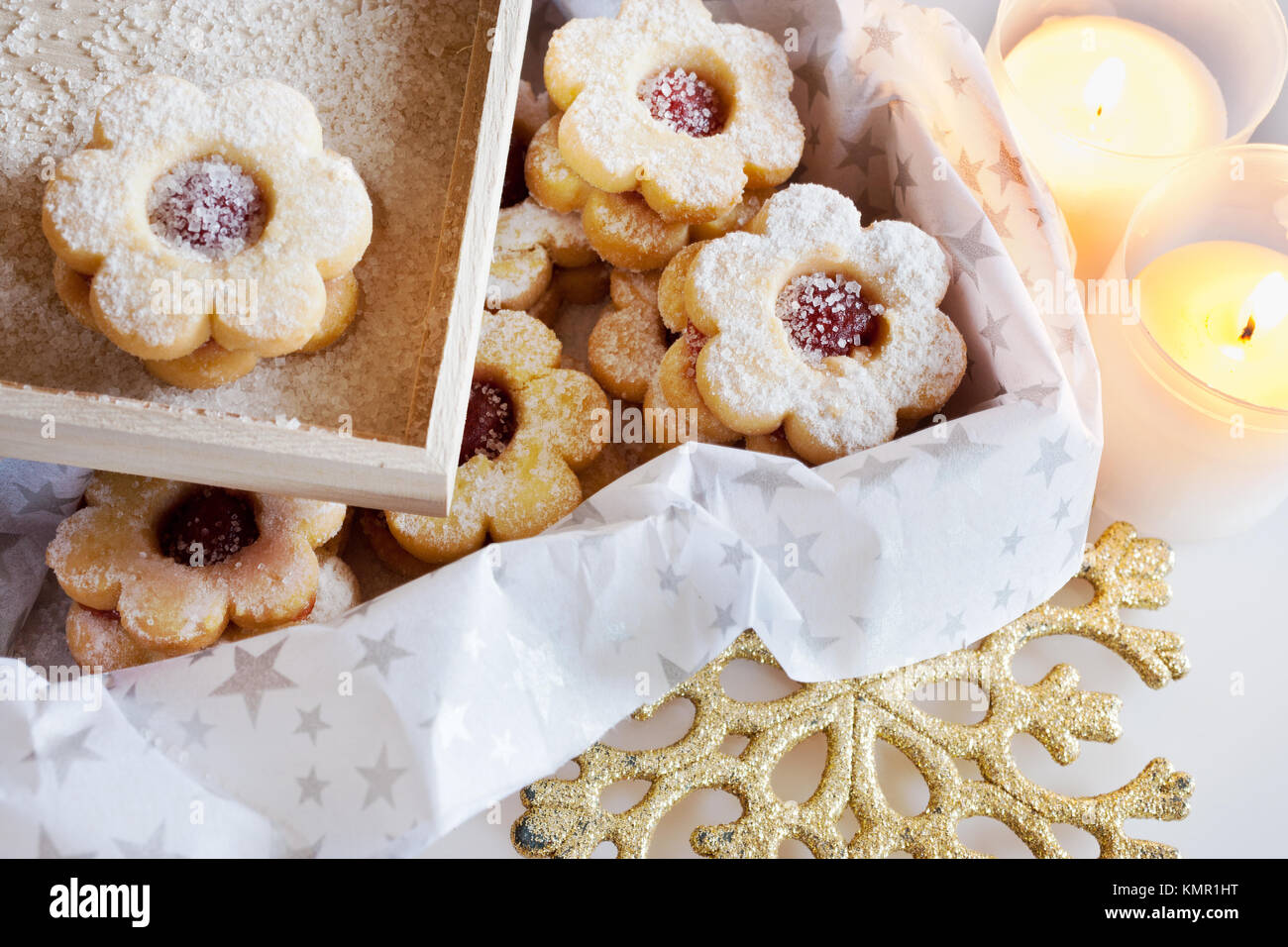 Tradiční české vánoce - vánoční cukroví - linecké pečivo / tradizionale natale ceco - dolci cottura - Linzer biscotti (Linz crostate) riempita con marmellata Foto Stock