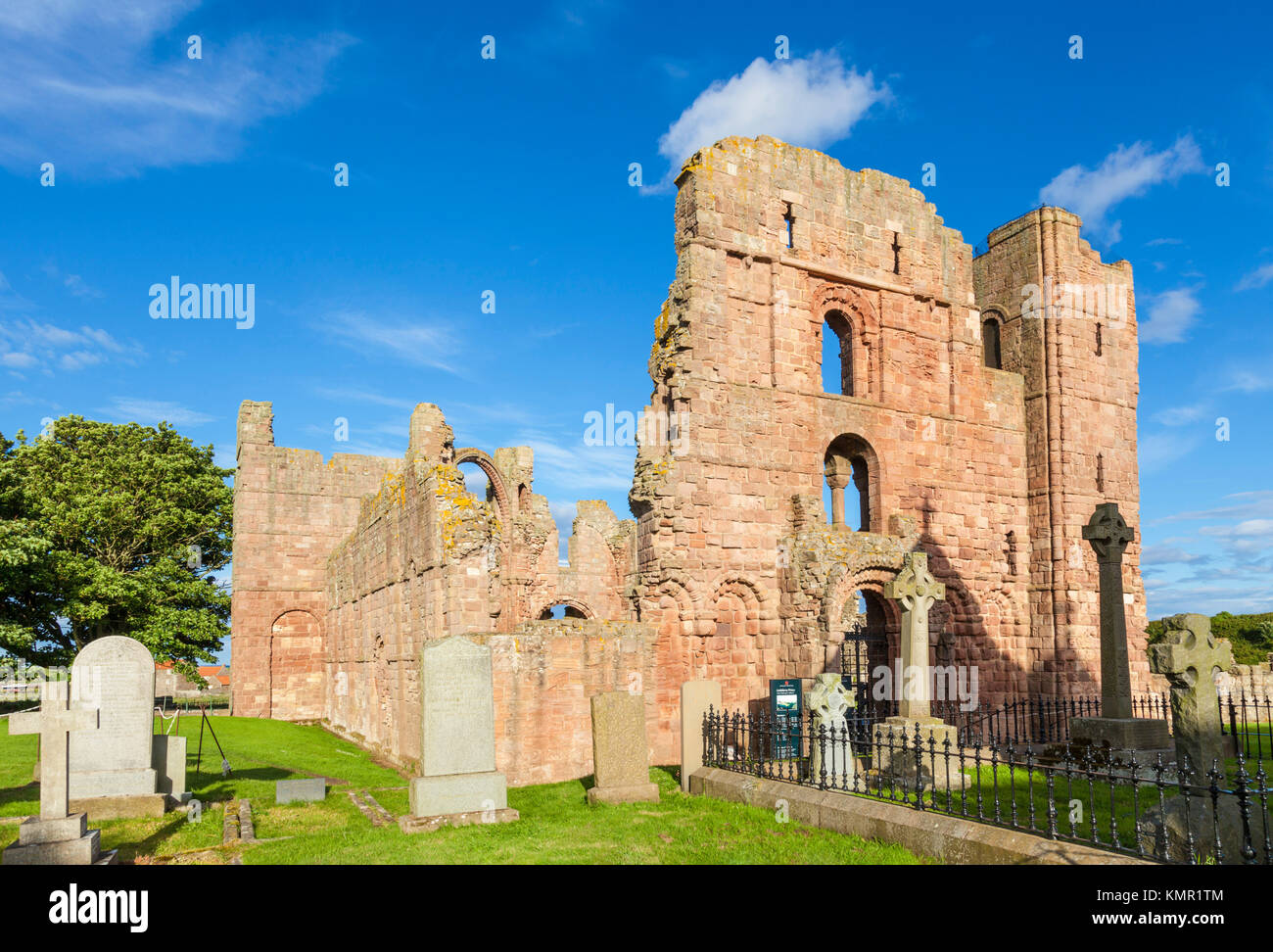 Lindisfarne Priory rovine del monastero medievale isola Santa di lindisfarne Northumberland Inghilterra GB Europa Foto Stock