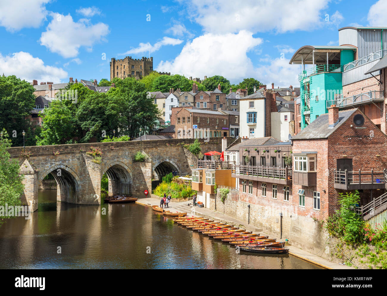 Inghilterra durham Inghilterra elvet arcata del ponte ponte medievale sul fiume usura con le barche a remi a noleggio Durham city county durham northumberland Inghilterra Foto Stock