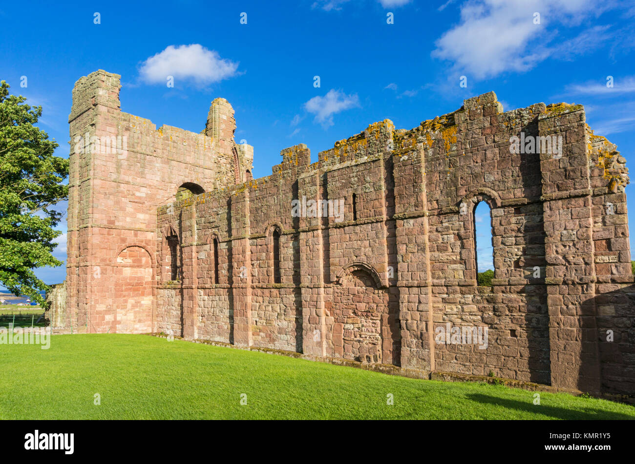 lindisfarne Priory rovine del monastero medievale isola Santa di lindisfarne Northumberland Inghilterra GB EU Europa Foto Stock