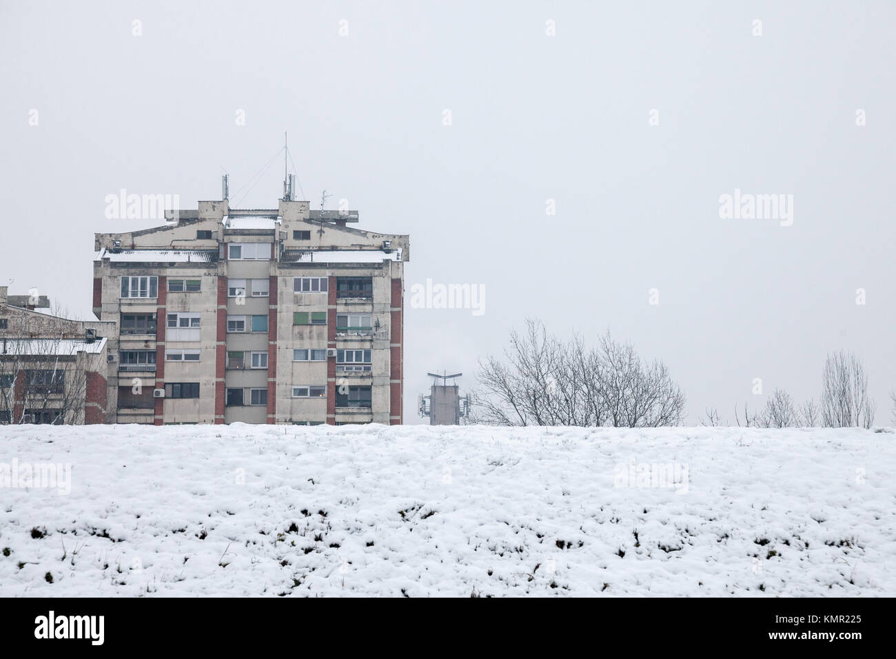 Alloggiamento comunista edifici nella parte anteriore di una collina congelati in Pancevo, Serbia, durante un pomeriggio con la neve. Questo tipo di torri sono un simbolo del socialista Foto Stock