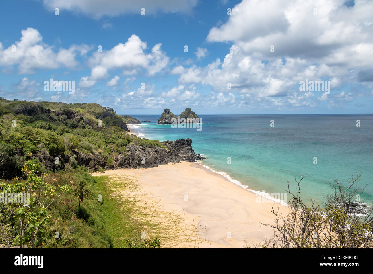 Vista del Morro Dois Irmaos e Praia do Americano Spiaggia dalla fortezza Boldro (Forte fare Boldro) Viewpoint - Fernando de Noronha, Pernambuco, Brasile Foto Stock