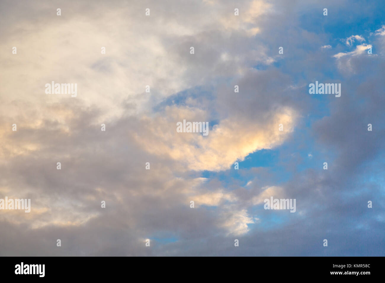 Dettaglio immagine di un incredibile cielo blu con nuvole in East Hampton, NY Foto Stock