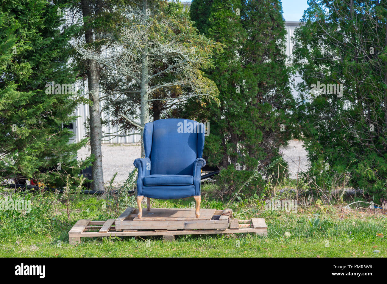 Ala Blu backed chair seduta su palets sul lato della strada in mulino ad acqua, NY Foto Stock
