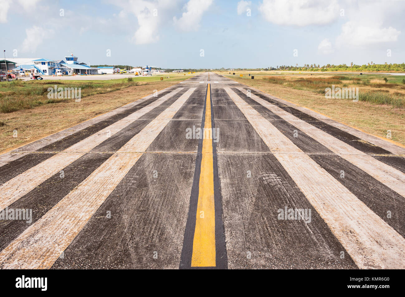 Pista di aeroporto a Ogle Aeroporto Internazionale, un pubblico aeroporto vicino a Georgetown, Guyana. Foto Stock