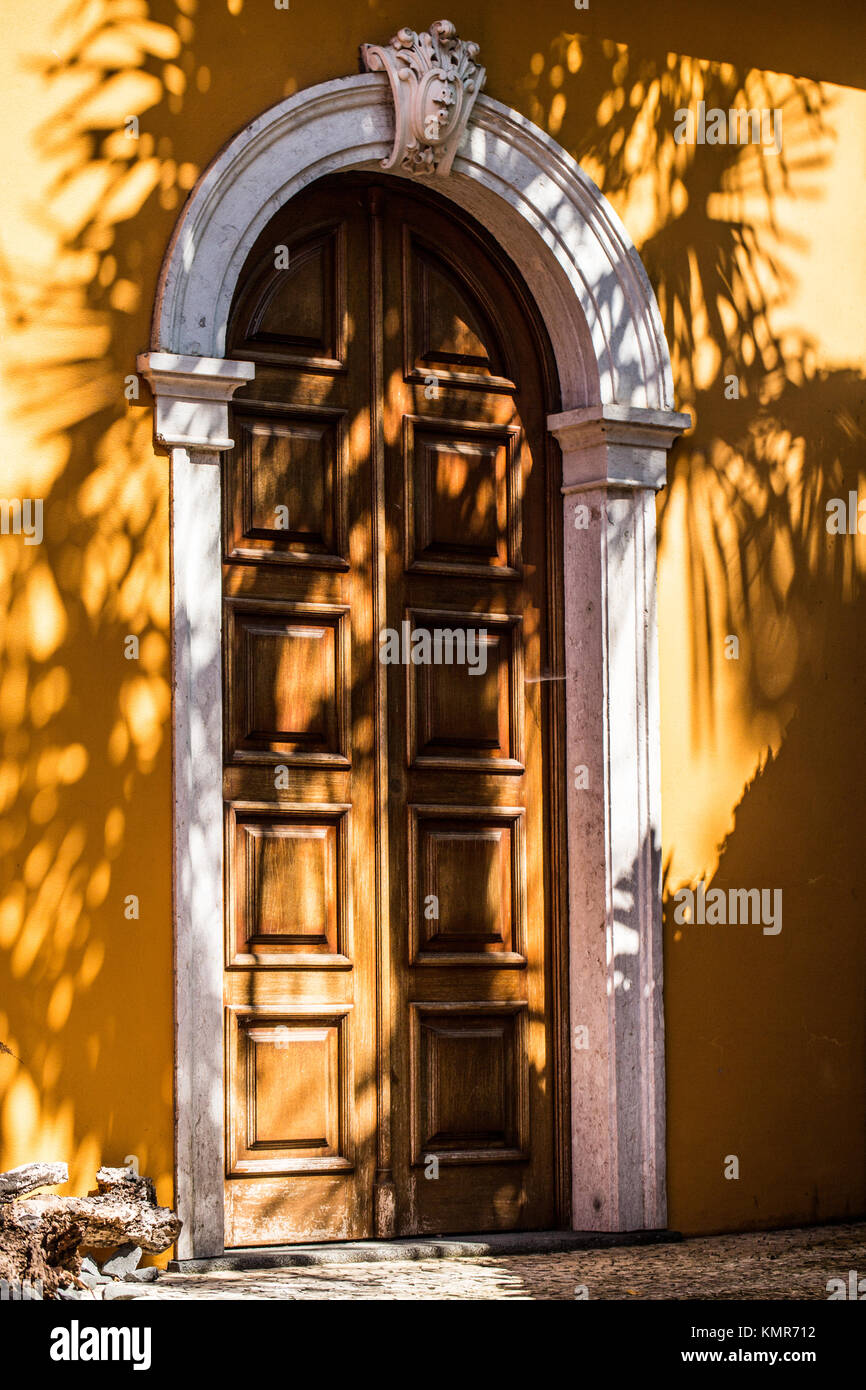 Portale decorato con la pesante porta di legno Foto Stock