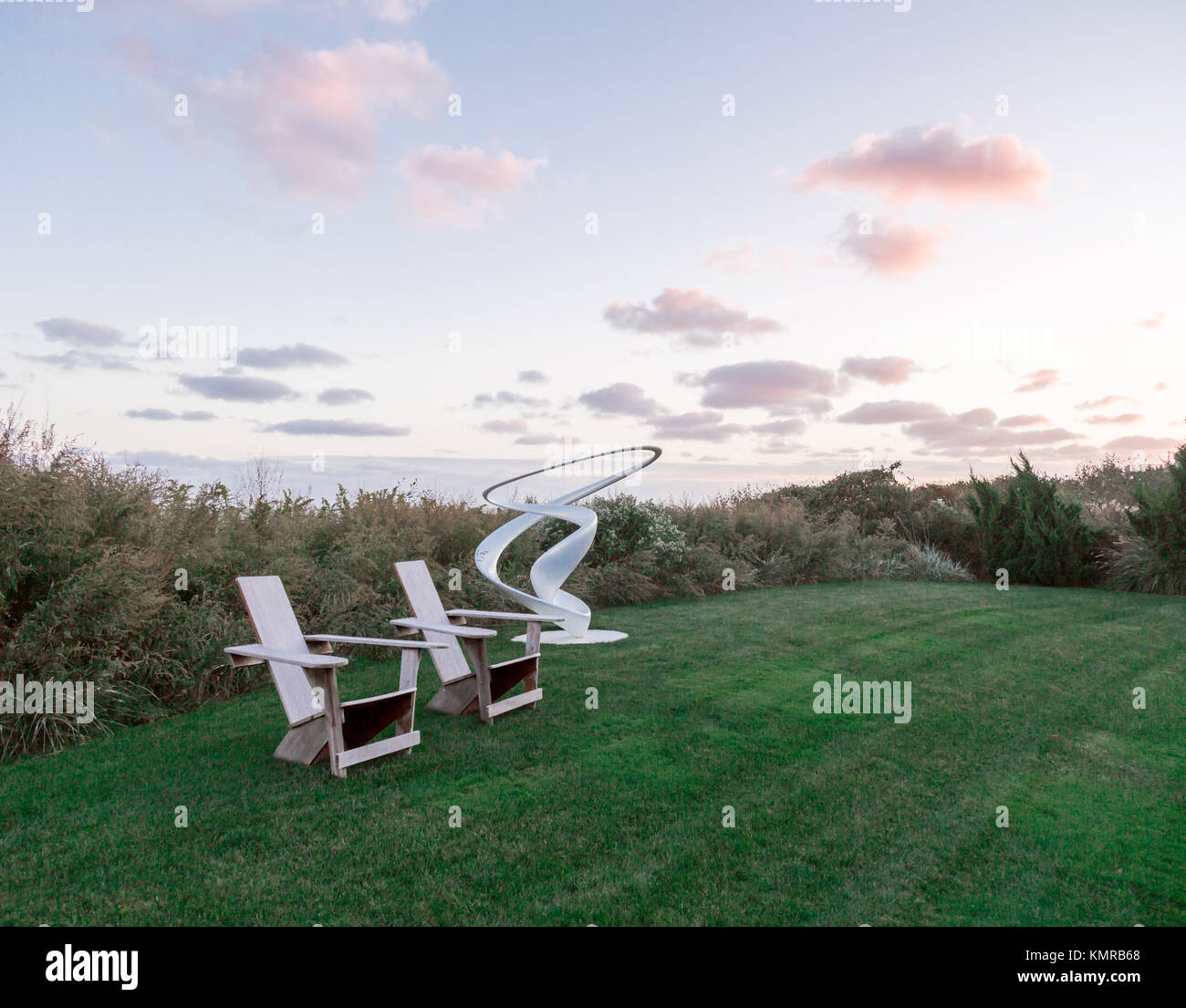 Ocean Front Yard con sedie e la scultura Foto Stock