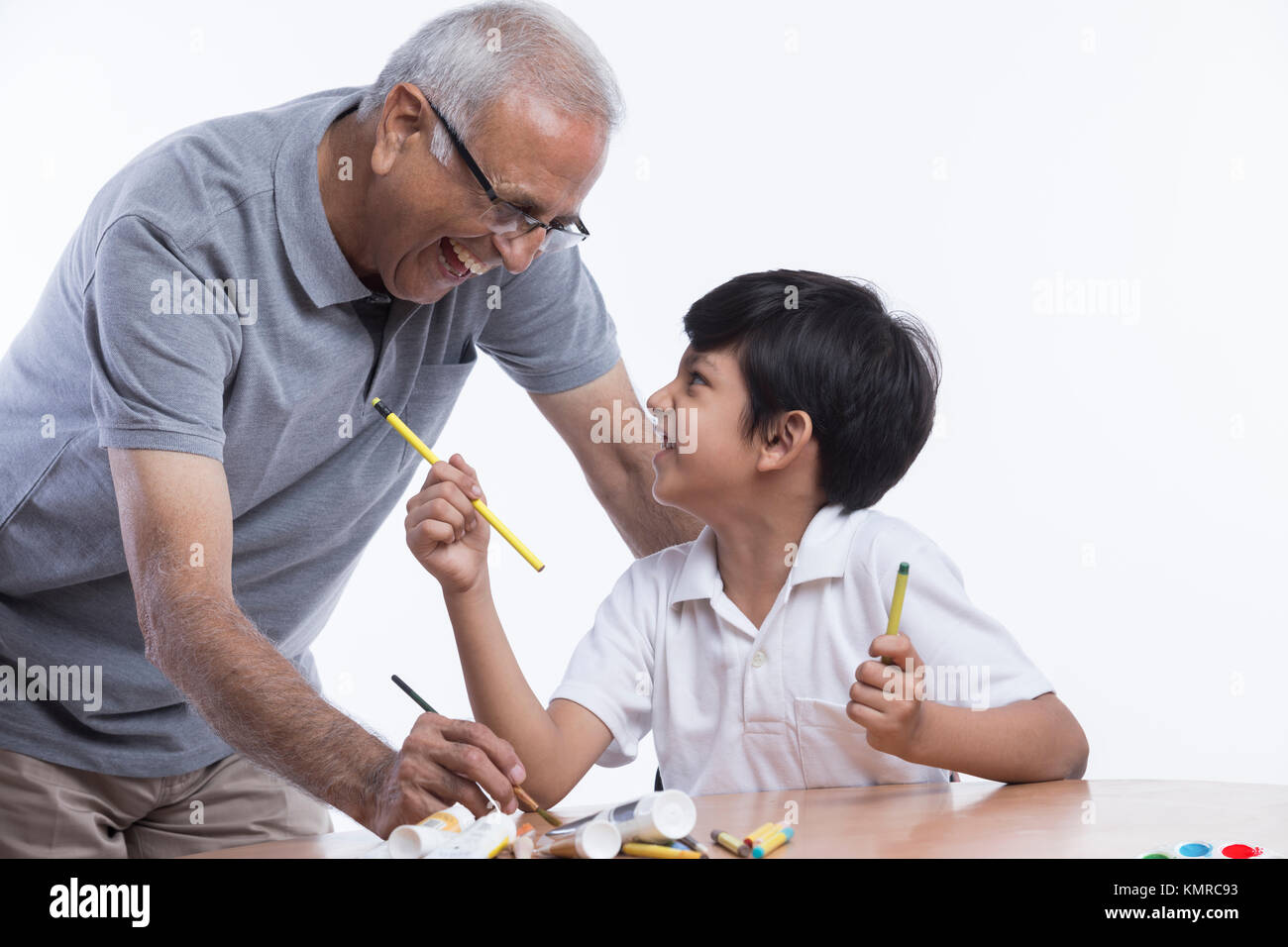 Nonno e nipote di contenimento spazzola di pittura Foto Stock