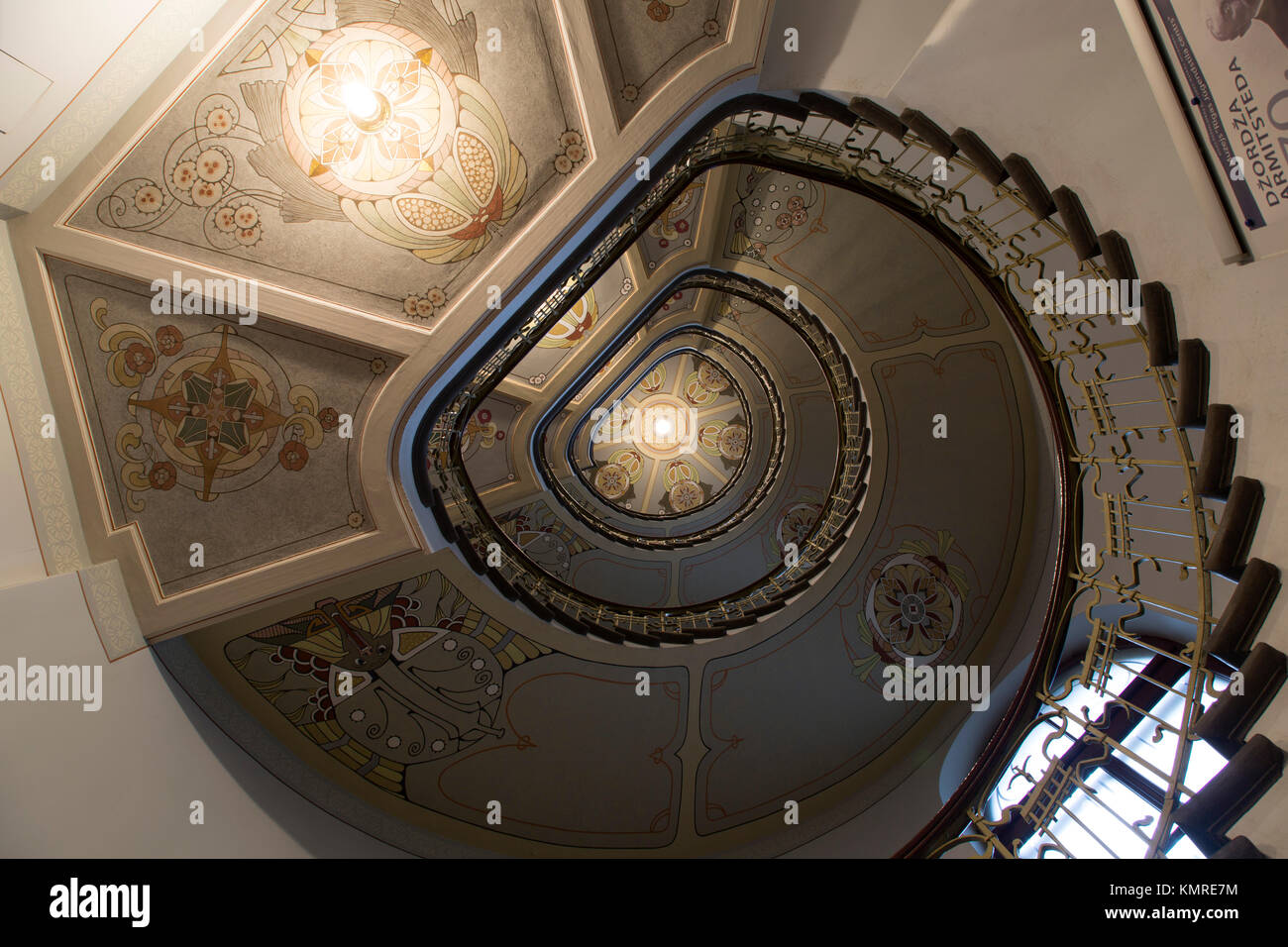 Un Art Nouveau (Jugendstil) scala in Riga, Lettonia. La capitale lettone ha una alta concentrazione di edifici Art Nouveau. Foto Stock