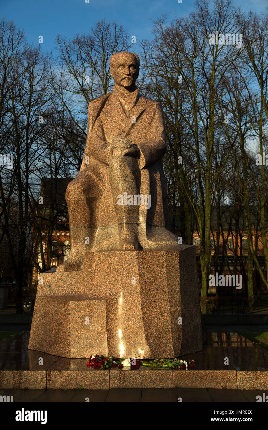 Rainis monumento in Riga, Lettonia. Rainis era lo pseudonimo di Jānis Pliekšāns (1865 - 1929), un lettone poeta e drammaturgo. Foto Stock