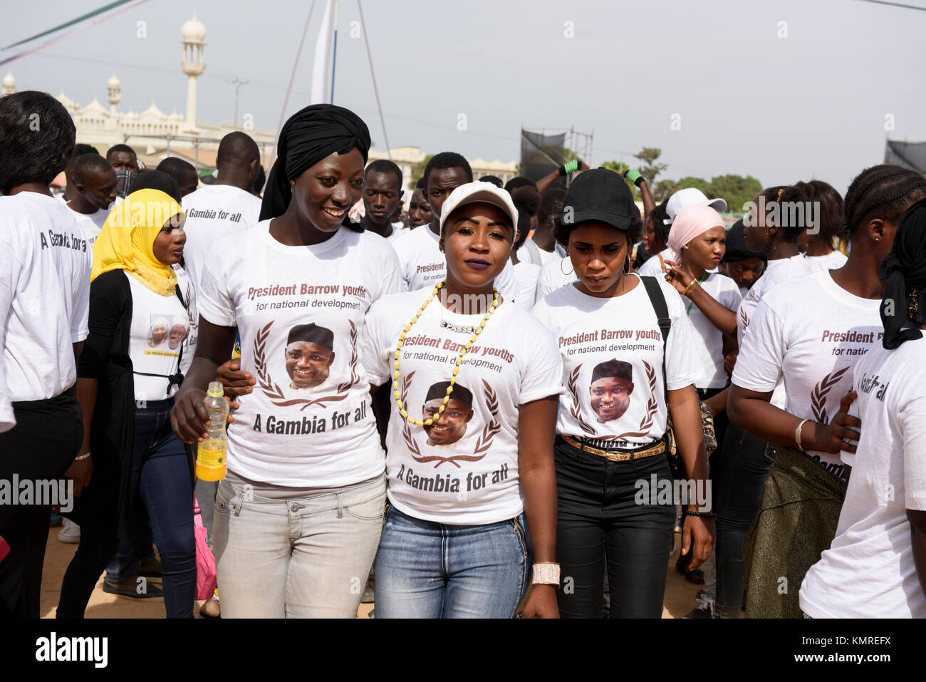 Presidente del Gambia Adama Barrow è popolare tra i giovani Gambians. I giovani sono stati visti indossare Barrow T-shirts lettura: 'A Gambia per tutti" Foto Stock