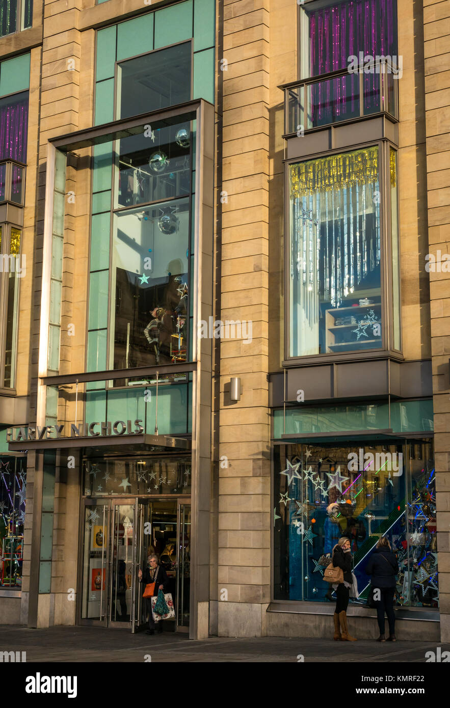 Harvey Nichols department store front, St Andrews Square, Edimburgo, Scozia, con natale le vetrine e gli acquirenti Foto Stock